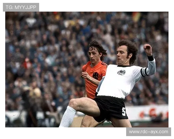 贝肯鲍尔传奇生涯：从球场霸主到足球大师